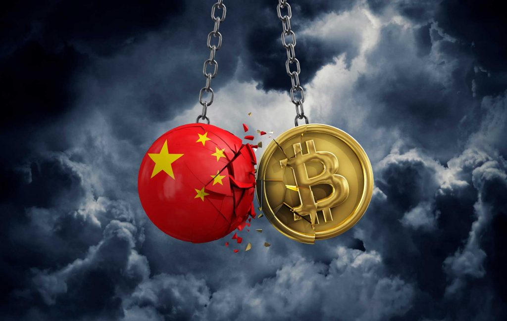 Bandera de China rompiendo en una moneda de bitcoin de oro.