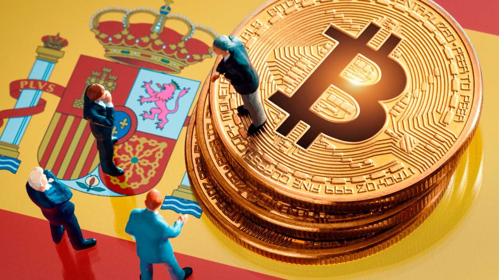 moneda de bitcoin y bandera de españa.