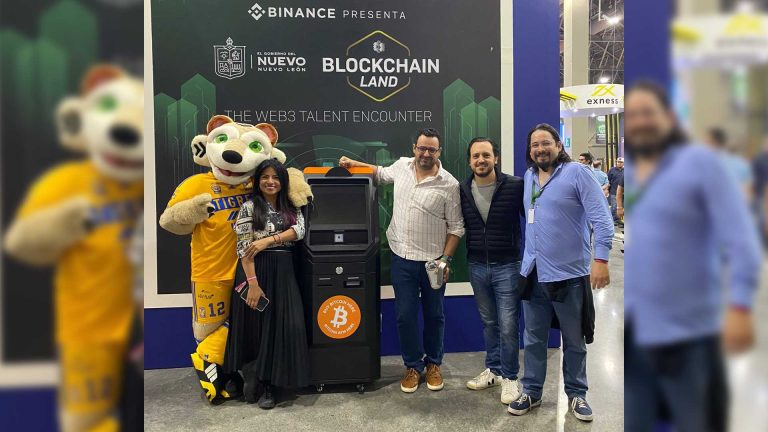 Cajero Bitcoin en el evento BlockchainLAND en Nuevo León