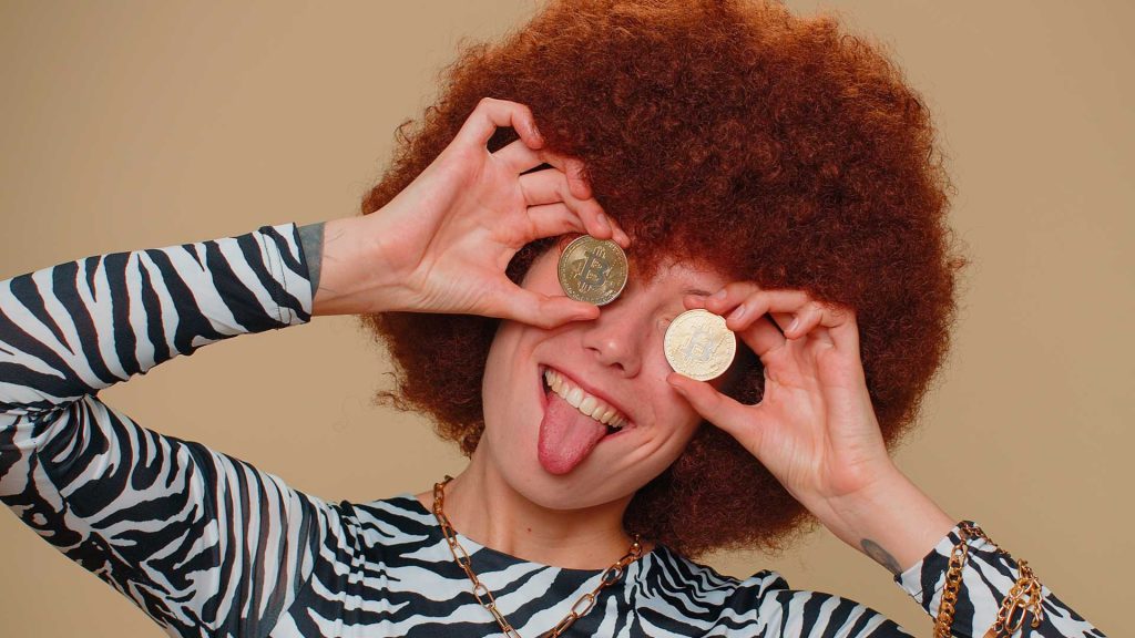 joven con monedas de bitcoin