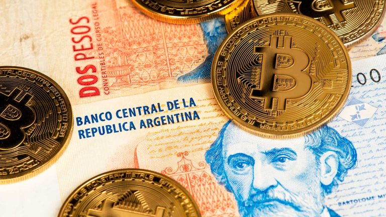 Billete argentino y monedas de bitcoins