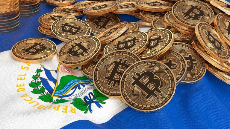 Monedas bitcoins sobre bandera de El Salvador.