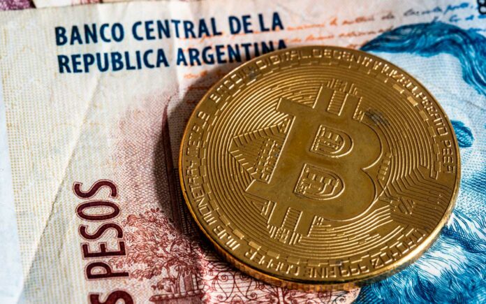 Peso argentino y moneda de Bitcoin.