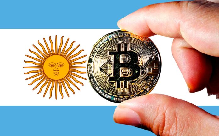 Moneda de bitcoin con bandera argentina.