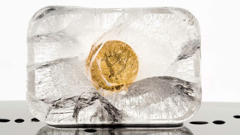 Moneda de bitcoin congelada en cubo de hielo.