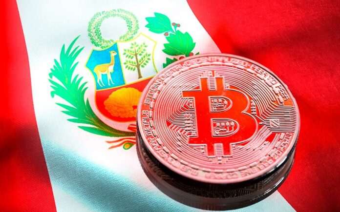 Moneda de bitcoin con fondo de bandera de Perú.