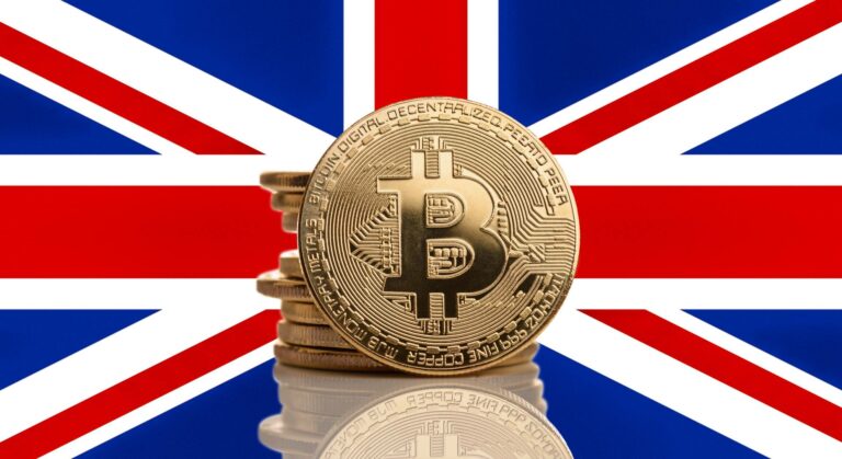 Monedas de bitcoin con fondo de bandera de Reino Unido