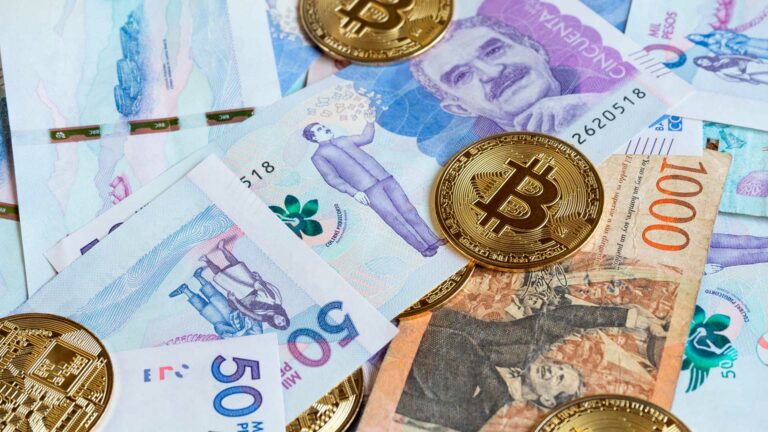Peso colombiano y monedas de bitcoin.