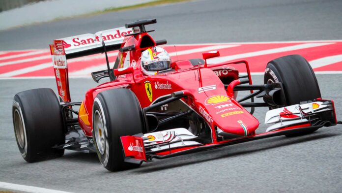Piloto de Ferrari corriendo en el campeonato de Fórmula 1.